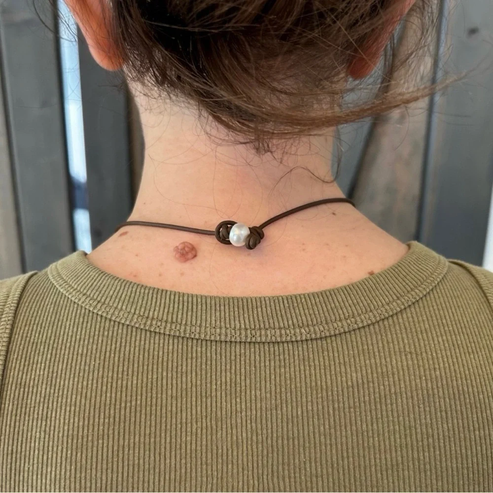 - 2 Freshwater Button Pearls on Leather - choker/necklace. NEW. Handmade - Picture 3 of 7